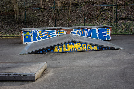 滑雪滑冰和滑板员的练习区滑板技巧闲暇人工地形操场地方溜冰鞋涂鸦背景图片
