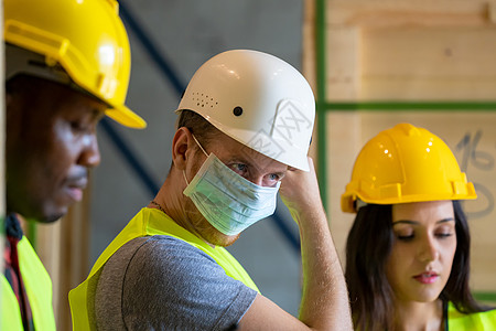 身戴保护面具的集团仓库工人纸板疾病手套叉车工厂货物工程师商业男人预防图片