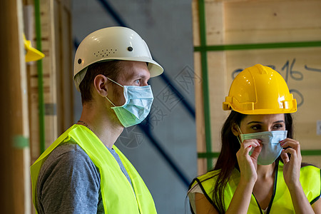 身戴保护面具的集团仓库工人工作传染技术员领班工厂女士安全帽安全服务技术图片