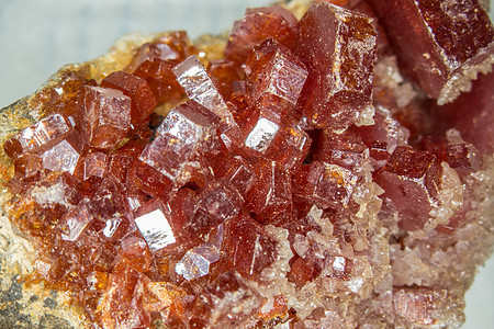 地基上的红色瓦那迪水晶腐烂条件结晶矿物学棕色宝石岩石矿物质矿产立方体图片