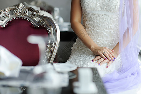 新娘在为婚礼装饰的桌子旁边图片