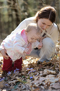 年轻母亲及其在森林中的婴儿图片