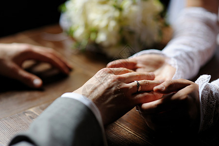 新娘和新郎握手牵手庆典手指订婚花朵珠宝夫妻婚礼配偶裙子女士图片