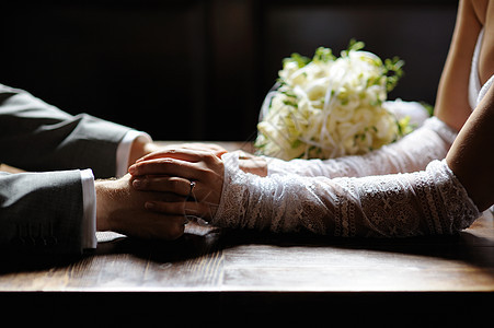 新娘和新郎握手牵手婚礼夫妻配偶手指裙子男人女士珠宝戒指庆典图片