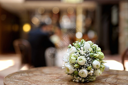 婚礼花铺在桌子上图片