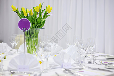 美丽的黄色黄郁金香 在节庆桌上亚麻卡片装饰风格餐饮餐厅派对奢华接待庆典图片