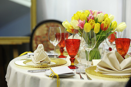 色彩多彩的喜宴桌庆典银器桌子邀请函桌布玻璃婚礼婚姻白色装饰图片