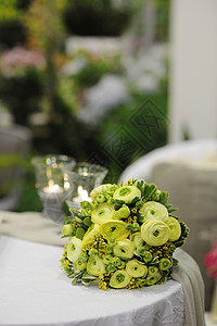 美丽的花朵和桌子上的相册婚礼蜡烛绿色黄色接待留言簿装饰品派对玫瑰织物图片