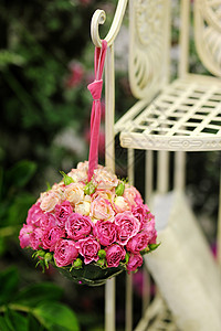 美丽的挂玫瑰作文黄色派对白色金属粉色花朵作品红色装饰品织物图片