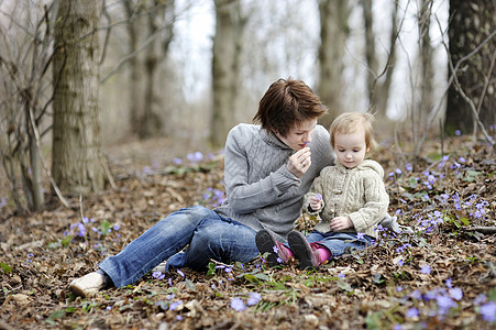 年轻母亲及其幼儿女童女性森林童年假期微笑快乐花朵婴儿女儿蓝色图片