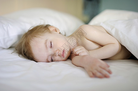 睡着可爱的幼儿女孩幸福孩子童年白色睡眠毯子女儿儿童投标婴儿图片