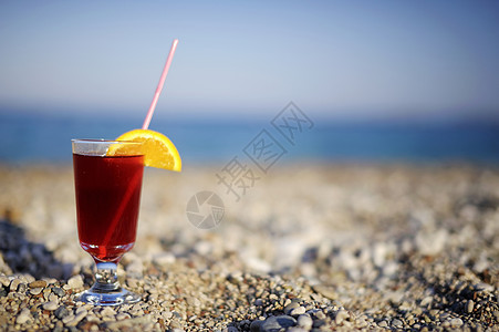 热带新鲜果汁在海滩上海岸线异国蓝色情调饮料橙子海滨假期海洋果味图片