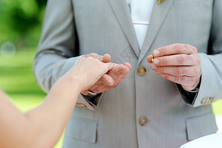 把戒指戴在新娘的手指上配偶女士珠宝白色男性婚姻仪式婚礼庆典女性图片