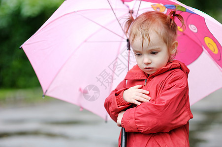 秋天下雨时的可爱小孩女孩童年农村孩子乐趣红色雨衣人行道水坑季节天气图片