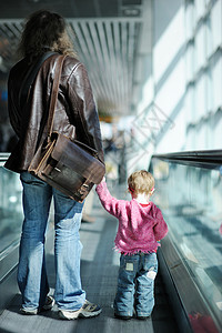 托德勒女孩和她父亲搭扶梯通道大厅中心贸易父母玻璃孩子闲暇购物中心服务图片