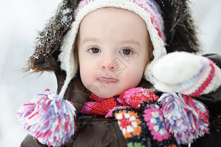 可爱的小孩女孩在冬天玩得开心围巾幸福女儿童年婴儿夹克孩子快乐帽子微笑图片
