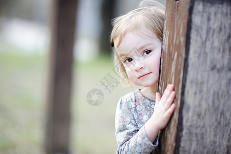 可爱的幼儿女孩户外肖像快乐乐趣享受女儿微笑童年喜悦儿童孩子幸福图片