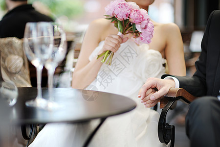 新娘和新郎握手牵手牡丹白色黑色婚礼花朵配偶女士手指男人庆典图片