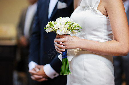 戴花女人新娘在婚礼仪式上拿着鲜花女性玫瑰订婚走道配偶男人夫妻男性已婚女士背景