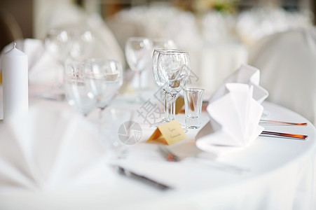 为事件方设定的表格派对桌子用餐眼镜陶器餐厅玻璃盘子婚礼名片图片