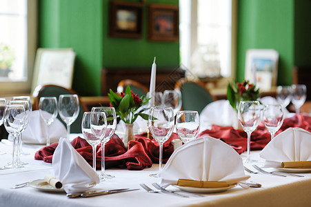 为事件方设定的表格用餐桌子菜单婚礼盘子眼镜桌布环境蜡烛名片图片
