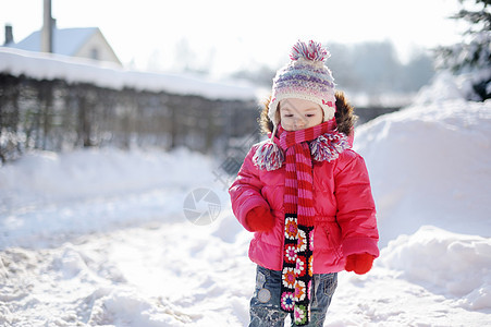 小女孩在冬天玩得开心雪花婴儿女儿生活微笑家庭外套游戏女孩女士图片