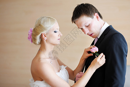 新娘调整新郎的布丁扣眼衣领丈夫白色领带套装庆典仪式男性衬衫图片