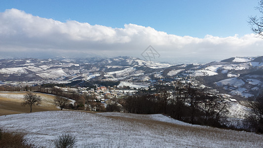 Umbria农村地区靠近Gubbio 冬季下雪下的Gubbio阳光明媚的一天有雪覆盖的美丽风景日落山脉旅游国家农业场地旅行天空村图片