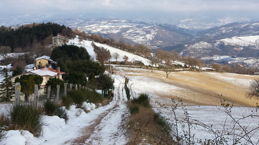 Umbria农村地区靠近Gubbio 冬季下雪下的Gubbio阳光明媚的一天有雪覆盖的美丽风景天空高原国家日落农业山脉场地旅行观图片