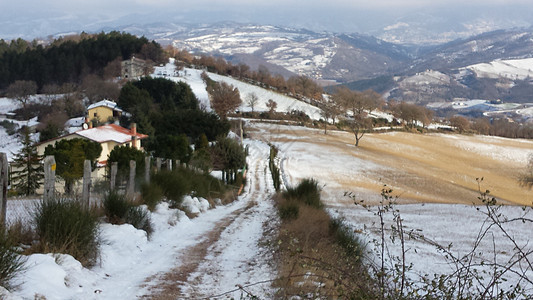 Umbria农村地区靠近Gubbio 冬季下雪下的Gubbio阳光明媚的一天有雪覆盖的美丽风景观光天空国家旅行旅游场地全景山脉蓝图片