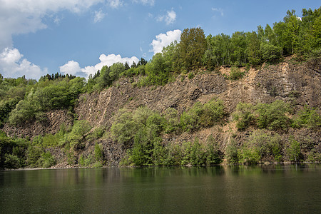 山坡由湖边的拜萨尔特岩石制成矿物质天空表面火山岩树叶喷发棕色植物绿色自然公园图片