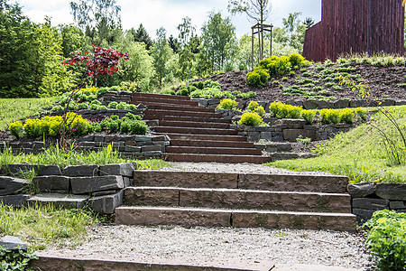 岩石花园公园的石质梯子棕色碎石蓝色石头暴富植物种植花园脚步假山图片
