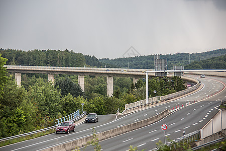 穿越森林地区的高矮土上的高速公路桥公路森林天空交通车道大街柏油图片