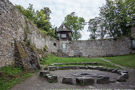 Siegerland古城堡建筑群城堡蓝色天空石头城墙堡垒棕色绿色建筑石工图片