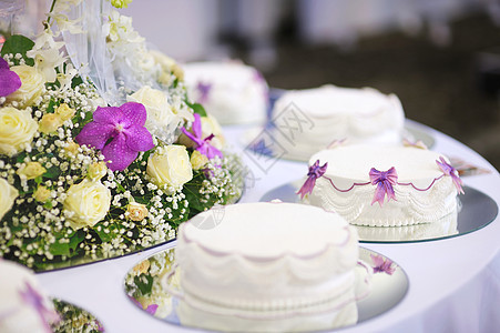 美味的白色婚礼蛋糕巧克力奶油紫色甜点蓝色面包马夫风格盘子派对图片