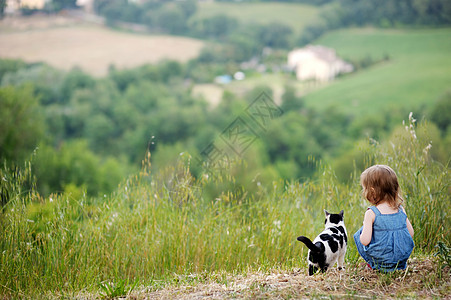 可爱的小女孩和一只猫头发眼睛院子享受悬崖裙子女儿童年快乐孩子图片