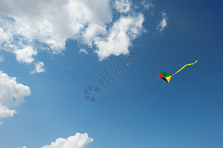 彩虹风筝在云中空中飞翔图片