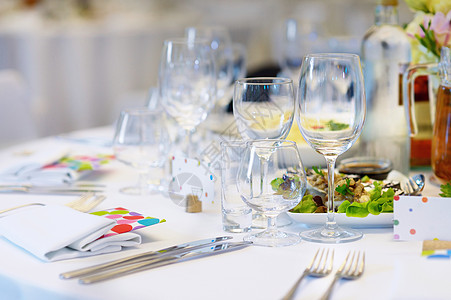 为事件方设定的表格服务宴会蜡烛卡片婚礼菜单餐饮眼镜接待盘子图片