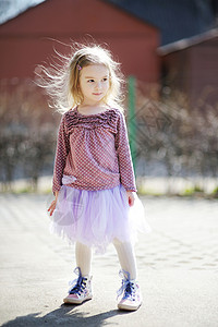 可爱的女孩在春天玩得开心幸福头发压痛公园女儿眼睛紫色童年孩子夹克图片