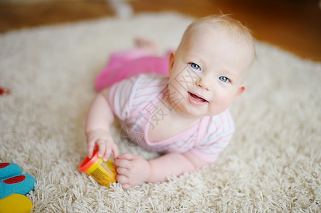 可爱的女婴白色蓝色幸福眼睛婴儿毯子男生卧室童年女孩图片