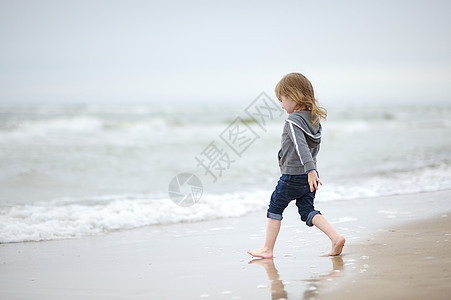可爱的女生在海滩上玩海洋青年婴儿海岸女性女孩生活夹克孩子假期图片