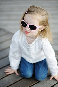 戴墨镜的可爱小女孩孩子投标牛仔裤微笑压痛快乐幸福眼睛喜悦女孩图片