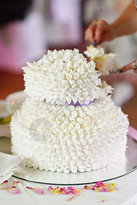 迷人的白色结婚蛋糕图片