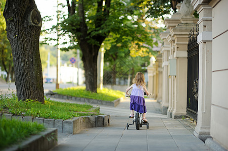 女孩骑自行车 小女生骑自行车运动城市微笑乐趣黑发快乐享受紫色粉色裙子图片