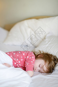 睡着可爱的小女孩幸福婴儿毯子投标粉色女孩睡衣儿童白色生活图片