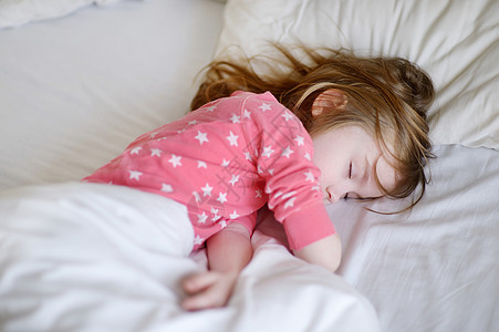 睡着可爱的小女孩毯子幸福粉色睡眠白色女孩孩子女儿婴儿童年图片