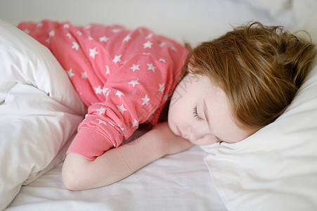 睡着可爱的小女孩女儿婴儿女孩童年孩子幸福毯子粉色生活白色图片