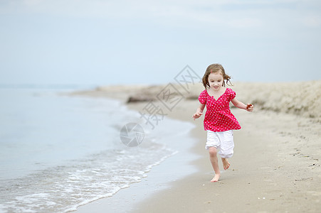在沙沙滩上可爱的小女孩海岸线姐妹孩子海洋白色情调女孩喜悦海景海滩图片