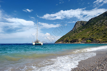 地中海海中美丽的游艇海滩帆船航行假期海景巡航闲暇海浪天空阳光图片