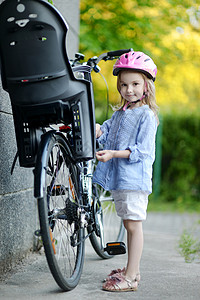 小女孩准备骑单车了女孩骑术运动闲暇座位童年阳光行动孩子婴儿图片